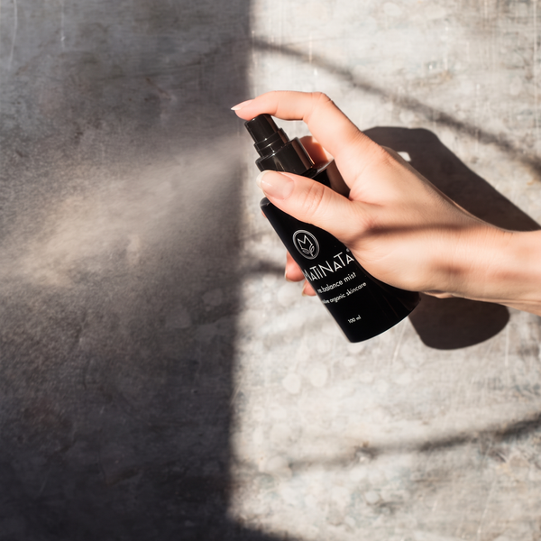 Matinata re.balance face mist 100 ml, certified organic – lifestyle photo with botanicals